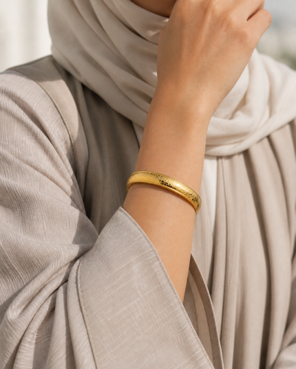 Qamar Mosaic Bangle worn by an Arab woman